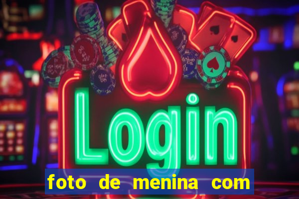 foto de menina com cabelo cacheado no espelho